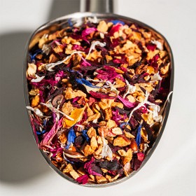 картинка Kusmi Tea L'INFUSION DE L'ELYSÉE (Смесь гибискуса и яблока со вкусом вишни и черники), банка (90 гр) от интернет магазина